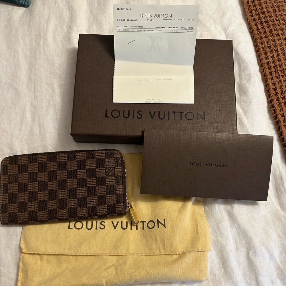 Louis Vuitton Zippy passport wallet in DE EUC